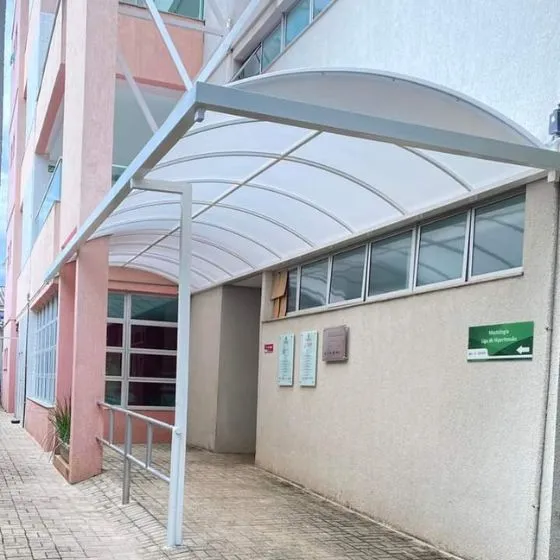 Cobertura de Lona em Valinhos SP — Cobertura em pátio de comércio com mesas externas