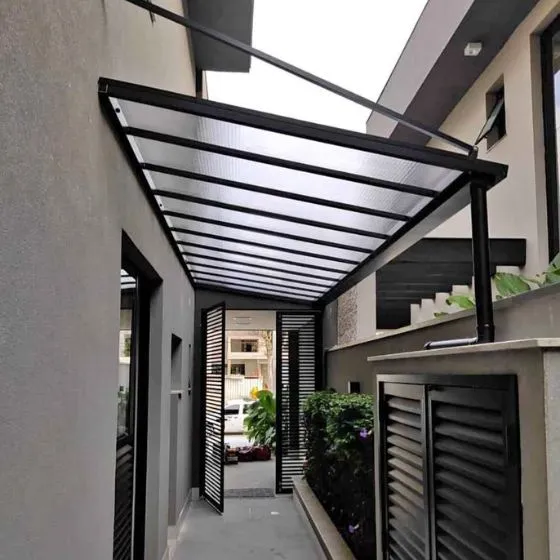Cobertura de Policarbonato Alveolar em Valinhos SP — Cobertura em quintal residencial coberto