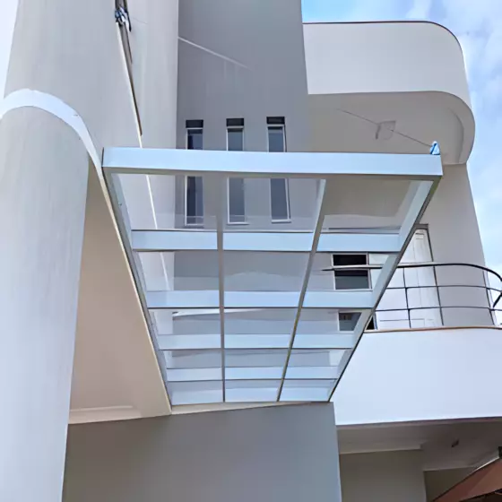 Cobertura de Policarbonato Compacto em Valinhos SP — Cobertura em pátio de comércio com mesas externas
