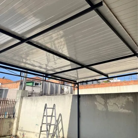 Cobertura de Telha Metálica Forro em Valinhos SP — Cobertura em pátio de comércio com mesas externas
