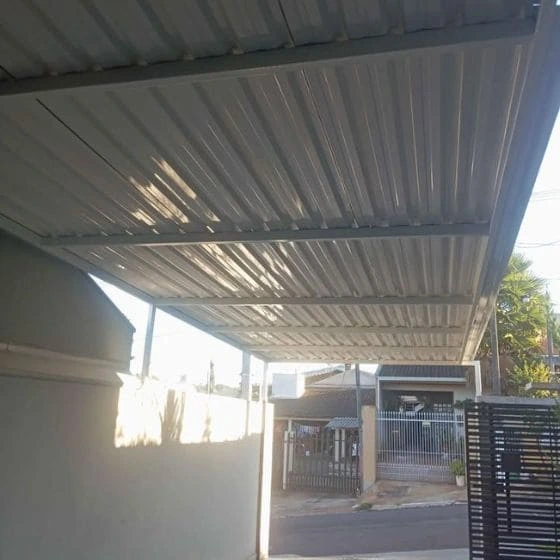 Cobertura de Telha Metálica Simples em Valinhos SP — Cobertura em pátio de comércio com mesas externas