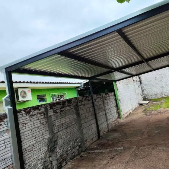 Cobertura de Telha Sanduíche em Valinhos SP — Instalação em estacionamento