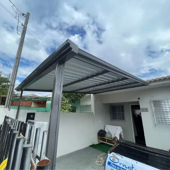 Cobertura de Telha Sanduíche em Valinhos SP — Cobertura com calha lateral para escoamento