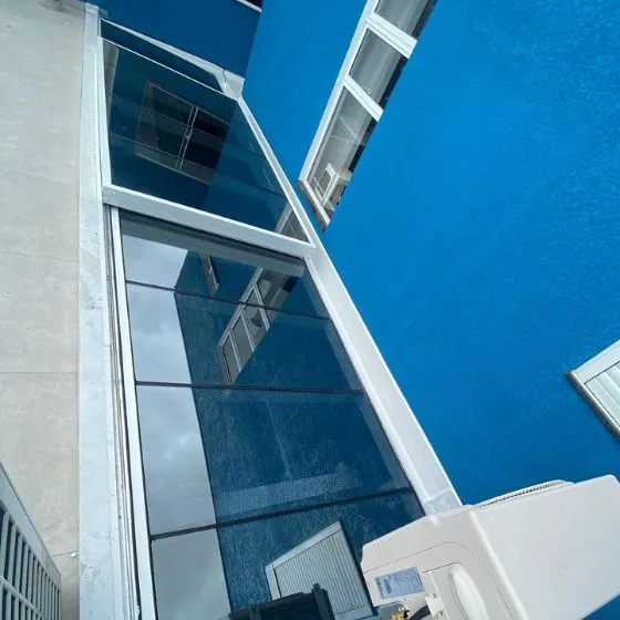 Cobertura Retrátil Policarbonato/Telha/Vidro em Valinhos SP — Cobertura com calha lateral para escoamento