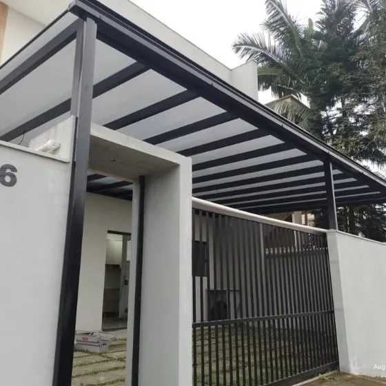 Pergolado Fixo de Ferro em Valinhos SP — Cobertura em pátio de comércio com mesas externas