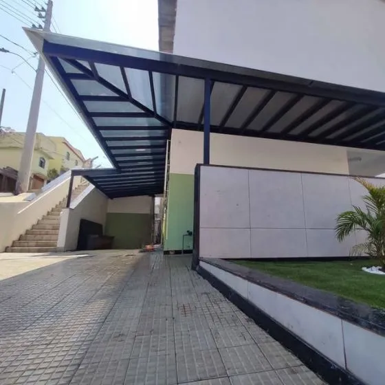 Pergolado Fixo de Ferro em Valinhos SP — Cobertura com calha lateral para escoamento