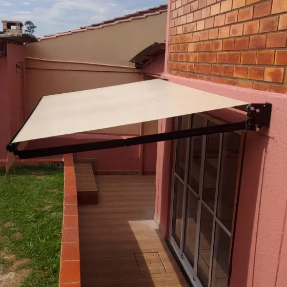 Toldo Articulado em Valinhos SP — Cobertura em pátio de comércio com mesas externas