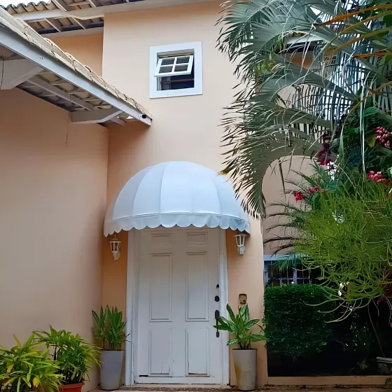 Toldo Fixo de Lona PVC em Valinhos SP — Cobertura em pátio de comércio com mesas externas